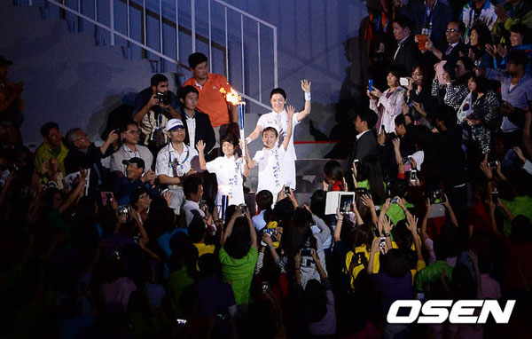 Lee Young Ae là người vinh dự được rước ngọn đuốc khai mạc Á vận hội.